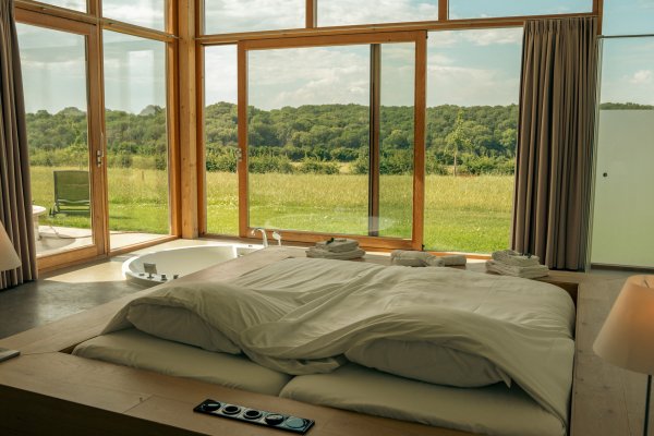 RR_Natuurloft_Water_Landgoed_Moerslag_bij_Maastricht_luxe_vakantiehuis_uitzicht_vanuit_bed