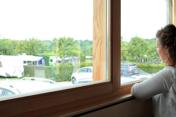 Uitzicht-op-camping-vanuit-sanitairgebouw-Landgoed-Moerslag