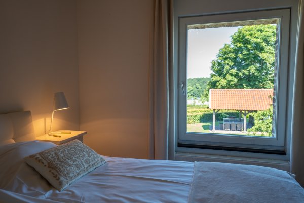 RR_Mirabelle_vakantiehuis_slaapkamer_met_uitzicht_heuvellandschap_Landgoed_Moerslag_Zuid_Limburg_Maastricht
