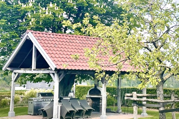 Vakwerk eikenhouten overkapping met buitenkeuken Landgoed Moerslag Maastricht Zuid Limburg