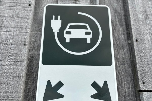 Laadpaal elektrische auto Landgoed Moerslag bordje Sint Geertruid Maastricht Laadpaal elektrische auto Landgoed Moerslag bordje Sint Geertruid Maastricht